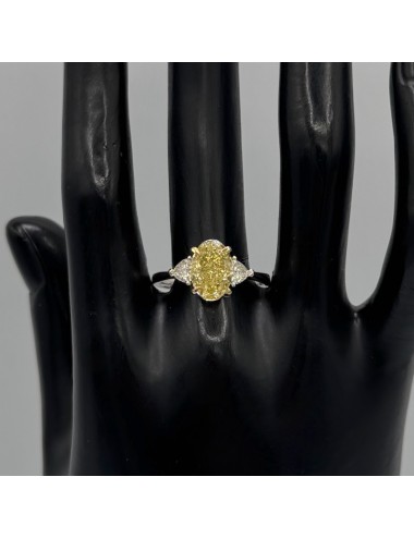 Anello in oro bianco con un...