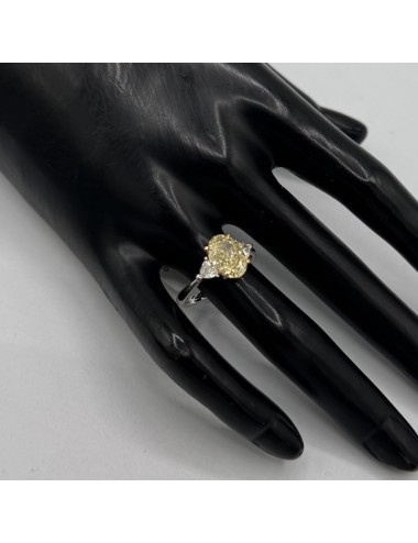 Anello in oro bianco con un...