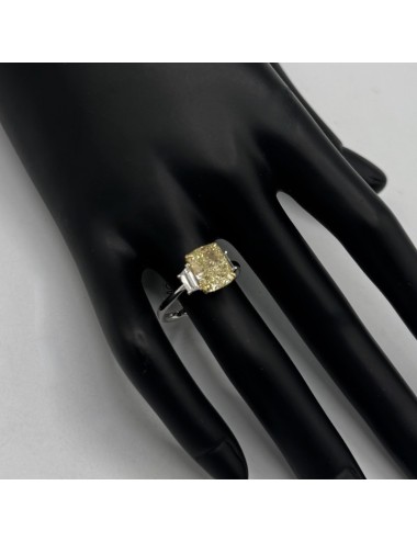 Anello in oro bianco con...