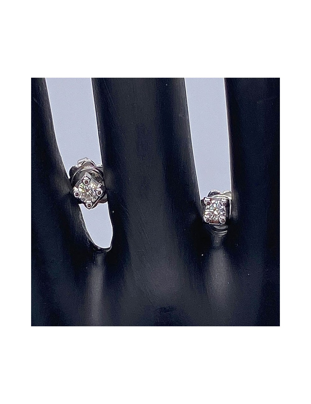 Orecchini Solitari in oro bianco carati 0,18